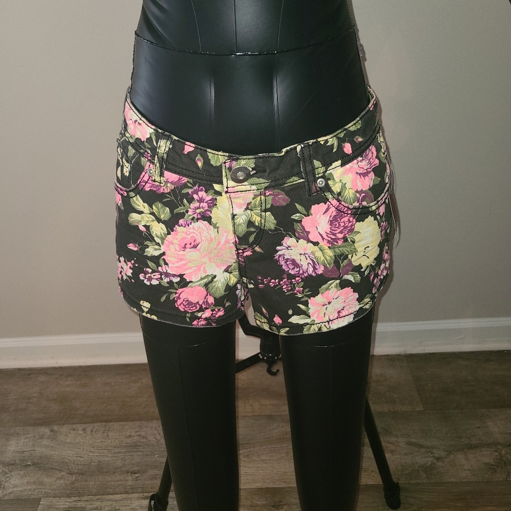 Black Pink No Boundaries Floral Shorts Size 9